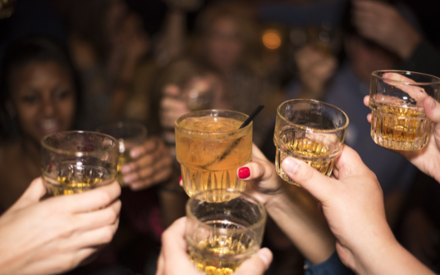 どんなお酒の飲み方が老化を加速する？