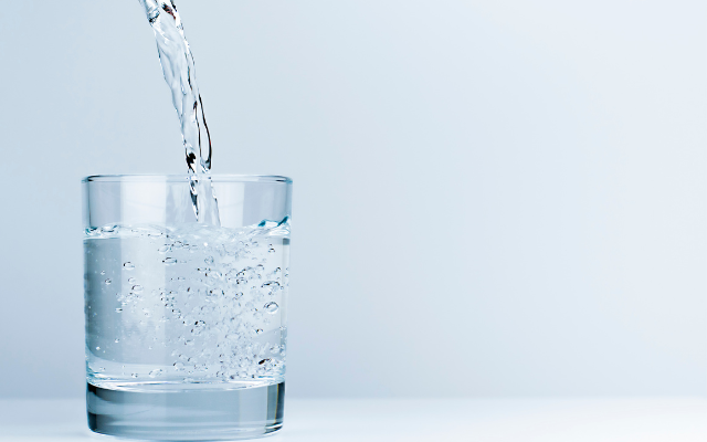 アルコールと水を交互に飲む