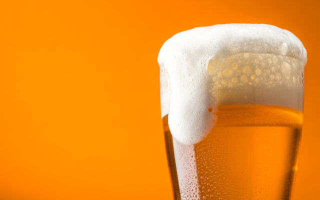 お酒と老化の関係：ビールは糖質が多く老化の原因に