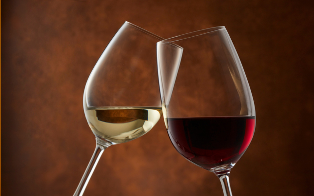 お酒と老化の関係：ワイン（赤・白）は抗酸化作用のある健康的なお酒