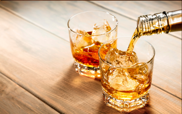 お酒と老化の関係：ウイスキーは糖質が少なく、ダイエット向きだが飲みすぎ注意