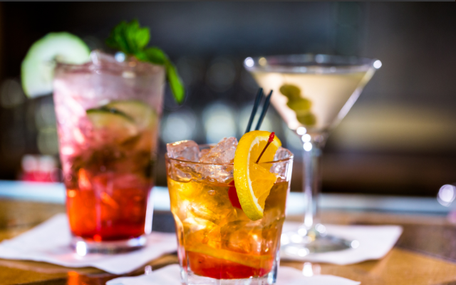 お酒と老化の関係：カクテルは糖分とアルコールのダブルパンチ