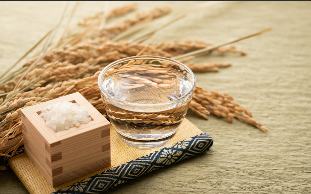 お酒と老化の関係：日本酒は適量で健康に良いが、飲み過ぎは老化の原因に