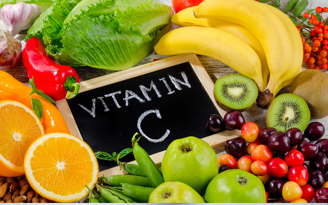 お酒を飲んだ後は水分補給やビタミンCの摂取を意識する