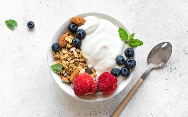 朝食にヨーグルトとベリーとナッツは若返り