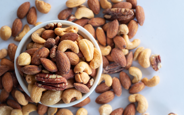 肌の修復を助けるナッツ類は若返り食材